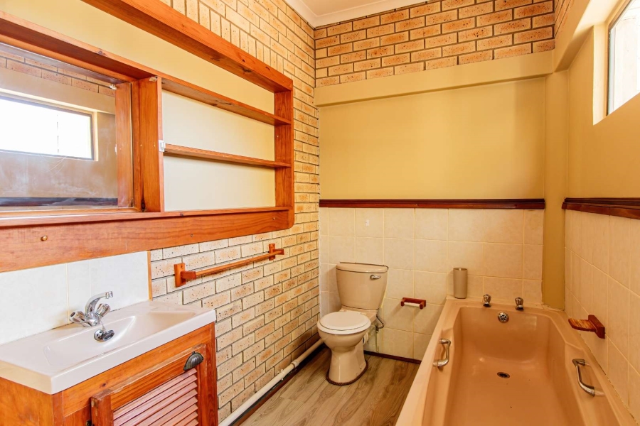 To Let 5 Bedroom Property for Rent in Hersham Western Cape